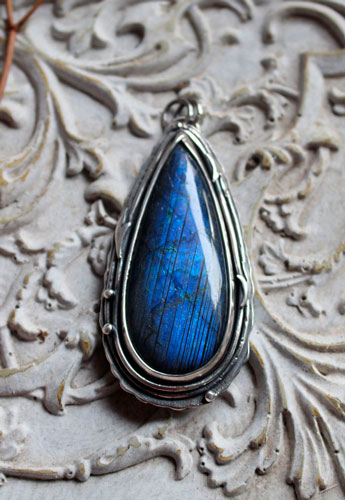 The same moon, pendentif botanique en argent et labradorite