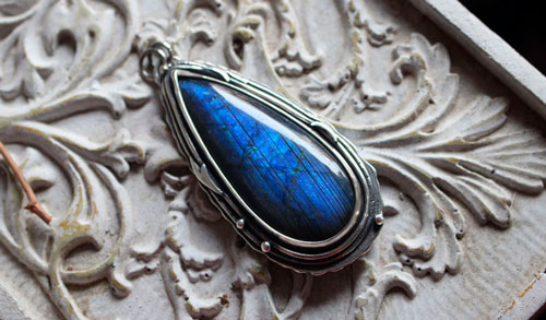 The same moon, pendentif botanique en argent et labradorite