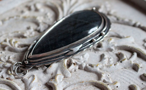 The same moon, pendentif botanique en argent et labradorite