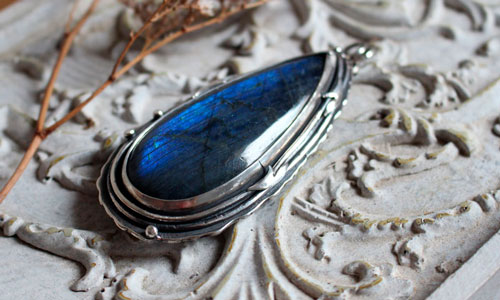 The same moon, pendentif botanique en argent et labradorite