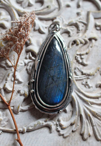 The same moon, pendentif botanique en argent et labradorite