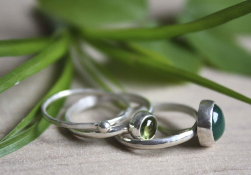 Thé vert d’Himalaya, bague empilable en argent, agate verte et péridot