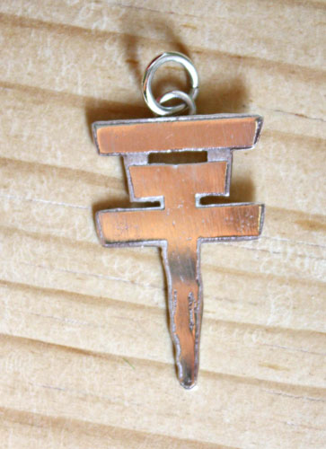 Tokio Hotel, pendentif logo croix du groupe pop rock en argent