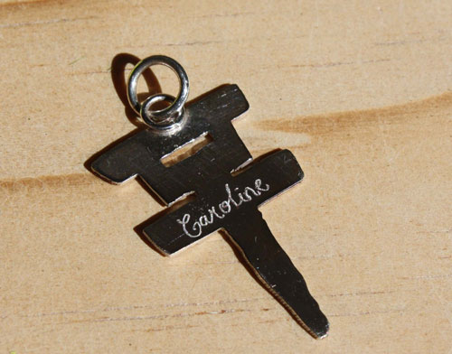 Tokio Hotel, pendentif logo croix du groupe pop rock en argent