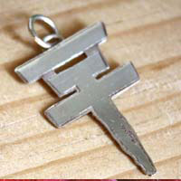 Tokio Hotel, pendentif logo croix du groupe pop rock en argent