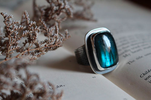 Ton cœur est gravé dans mon écorce, bague fidélité en argent et labradorite