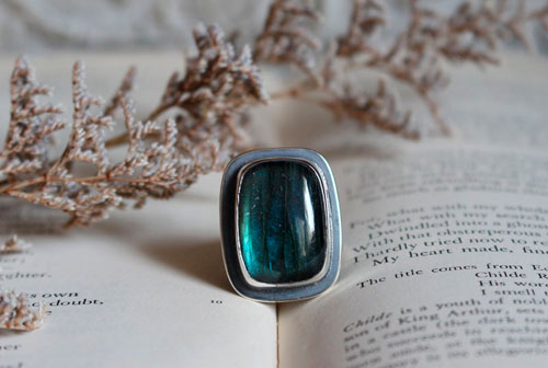 Ton cœur est gravé dans mon écorce, bague fidélité en argent et labradorite 