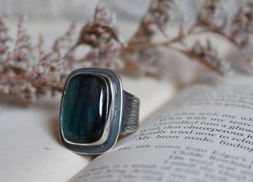 Ton cœur est gravé dans mon écorce, bague fidélité en argent et labradorite