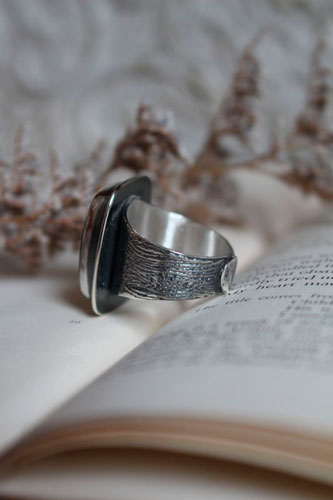 Ton cœur est gravé dans mon écorce, bague fidélité en argent et labradorite