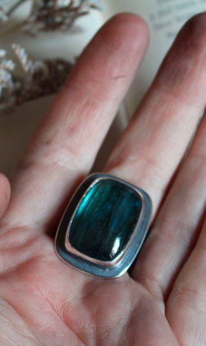 Ton cœur est gravé dans mon écorce, bague fidélité en argent et labradorite