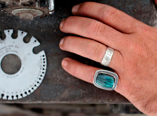Ton cœur est gravé dans mon écorce, bague fidélité en argent et labradorite