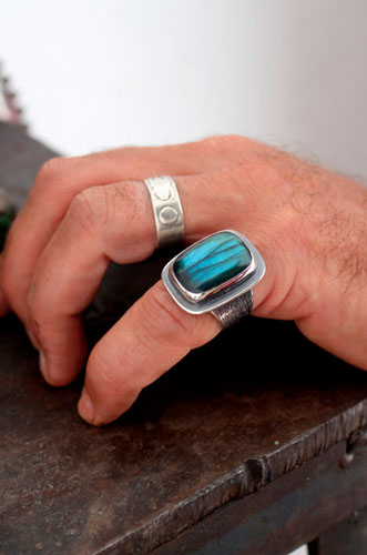 Ton cœur est gravé dans mon écorce, bague fidélité en argent et labradorite