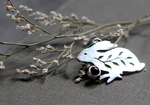 Totem lapin, pendentif lapin en argent et onyx