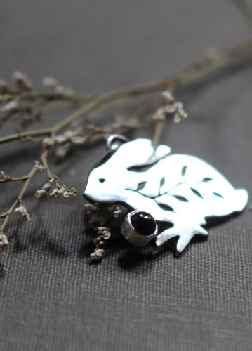 Totem lapin, pendentif lapin en argent et onyx