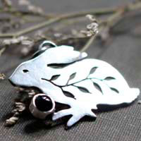 Totem lapin, pendentif lapin en argent et onyx