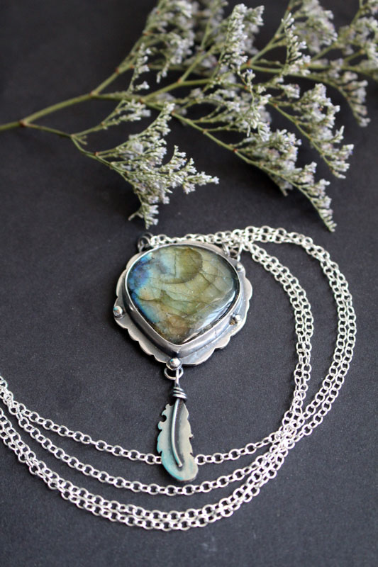 Un oiseau a laissé une plume à ma fenêtre, collier plume en argent et labradorite