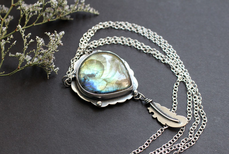 Un oiseau a laissé une plume à ma fenêtre, collier plume en argent et labradorite