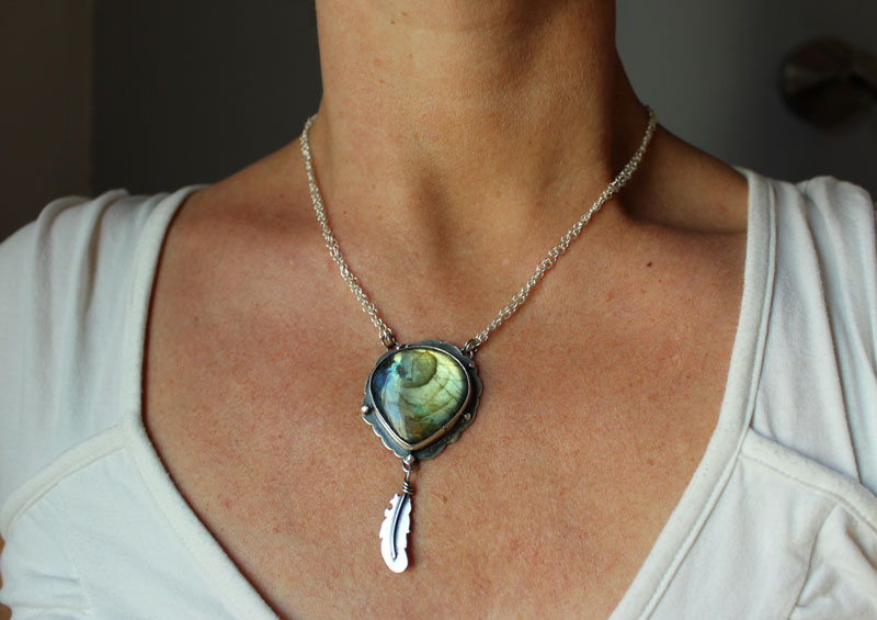 Un oiseau a laissé une plume à ma fenêtre, collier plume en argent et labradorite