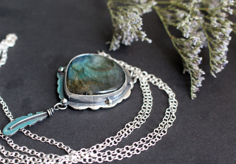 Un oiseau a laissé une plume à ma fenêtre, collier plume en argent et labradorite