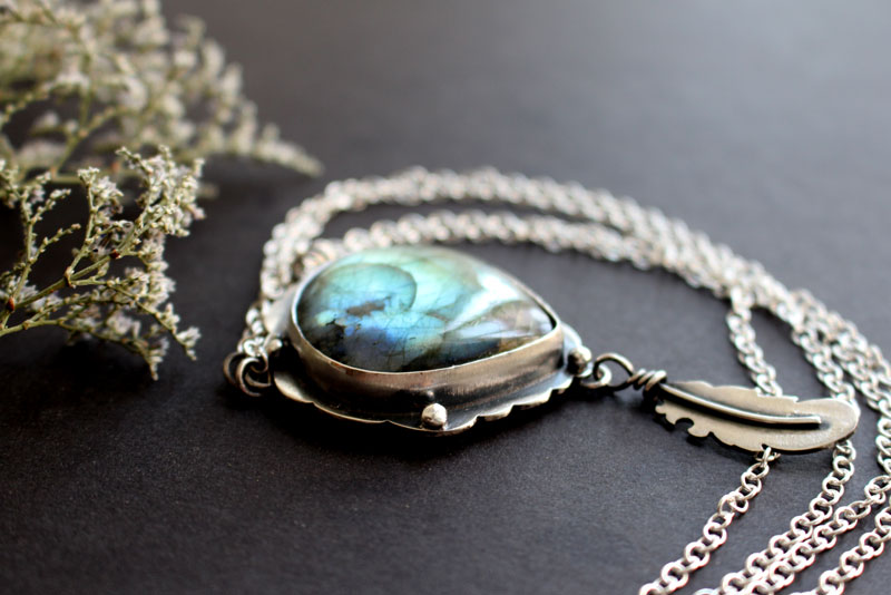 Un oiseau a laissé une plume à ma fenêtre, collier plume en argent et labradorite