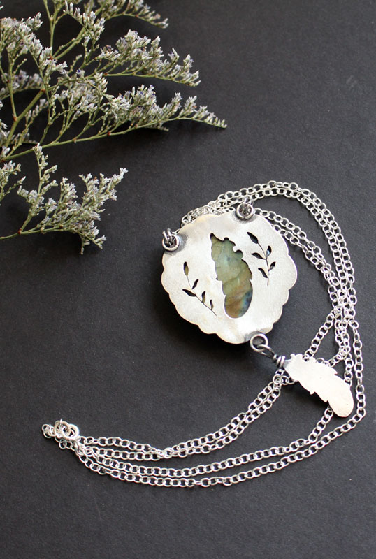 Un oiseau a laissé une plume à ma fenêtre, collier plume en argent et labradorite