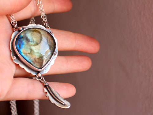 Un oiseau a laissé une plume à ma fenêtre, collier plume en argent et labradorite