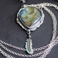 Un oiseau a laissé une plume à ma fenêtre, collier plume en argent et labradorite