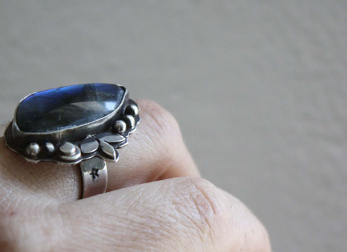 Une autre sérénade au clair de lune, bague en argent et labradorite