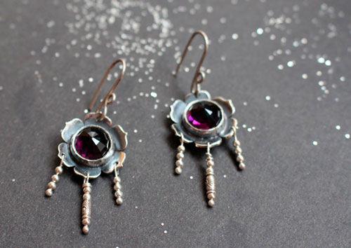 Violette, boucles d’oreilles fleur en argent et cabochon de verre couleur améthyste