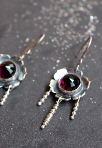 Violette, boucles d’oreilles fleur en argent et cabochon de verre couleur améthyste