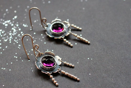Violette, boucles d’oreilles fleur en argent et cabochon de verre couleur améthyste