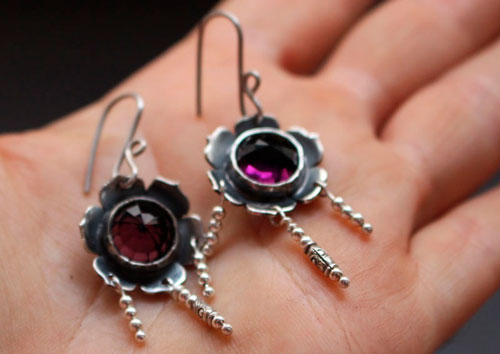 Violette, boucles d’oreilles fleur en argent et cabochon de verre couleur améthyste