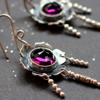 Violette, boucles d’oreilles fleur en argent et cabochon de verre couleur améthyste