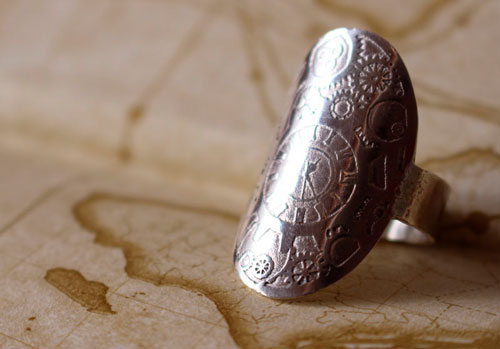 Voyage dans le temps, bague bouclier engrenages steampunk en argent