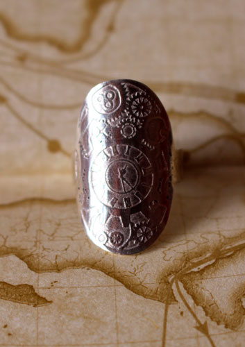 Voyage dans le temps, bague bouclier engrenages steampunk en argent