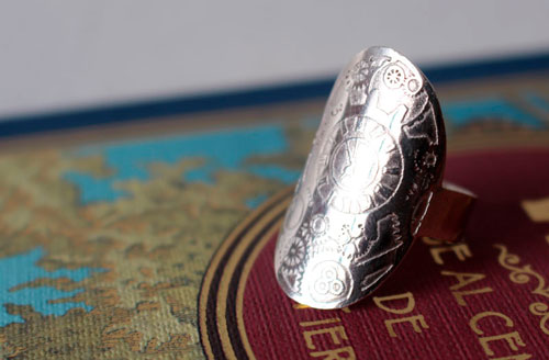 Voyage dans le temps, bague bouclier engrenages steampunk en argent