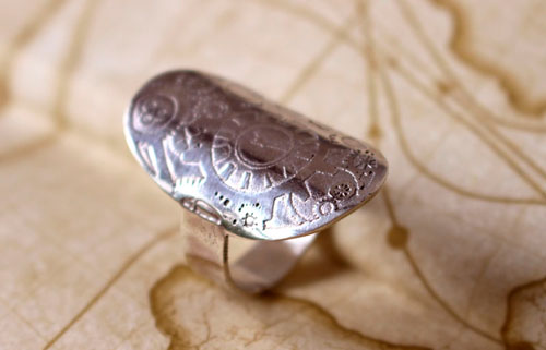 Voyage dans le temps, bague bouclier engrenages steampunk en argent