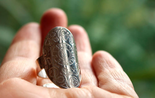 Voyage dans le temps, bague bouclier engrenages steampunk en argent