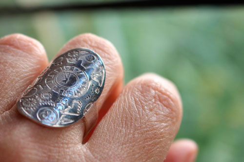 Voyage dans le temps, bague bouclier engrenages steampunk en argent