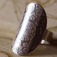 Voyage dans le temps, bague bouclier engrenages steampunk en argent