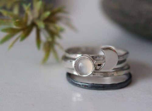 Voyage vers la lune, bague empilable lune en argent et pierre de lune
