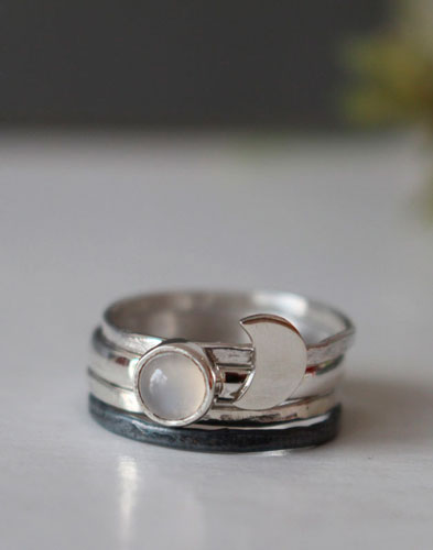 Voyage vers la lune, bague empilable lune en argent et pierre de lune