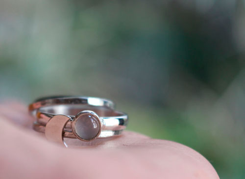 Voyage vers la lune, bague empilable lune en argent et pierre de lune