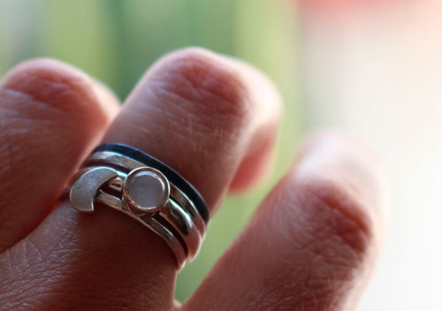 Voyage vers la lune, bague empilable lune en argent et pierre de lune