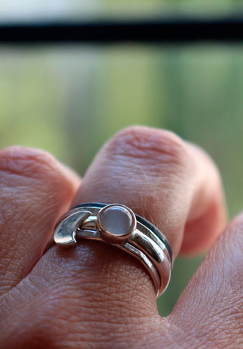 Voyage vers la lune, bague empilable lune en argent et pierre de lune