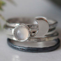 Voyage vers la lune, bague empilable lune en argent et pierre de lune