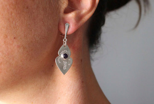 Yuma, boucles d’oreilles pointe de flèche en argent et améthyste avec attaches pour oreilles non-percées