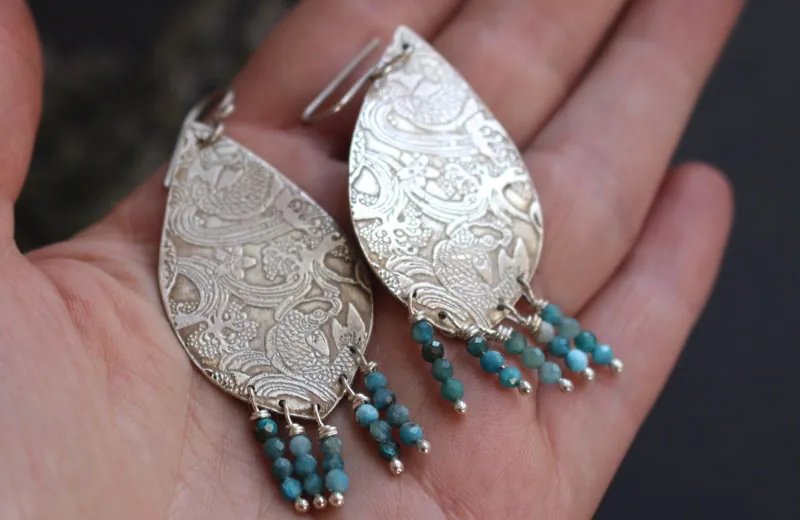 À contre-courant, boucles d’oreilles carpe koï japonaise en argent et amazonite