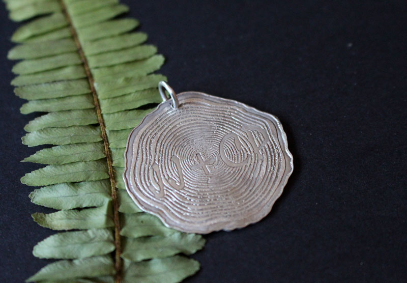 A jamais, pendentif mémoire gravée dans les cernes du temps en argent