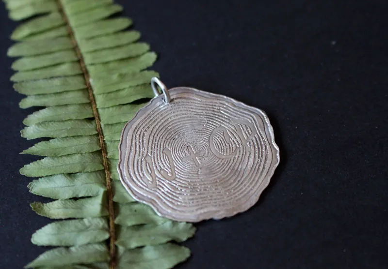 A jamais, pendentif mémoire gravée dans les cernes du temps en argent